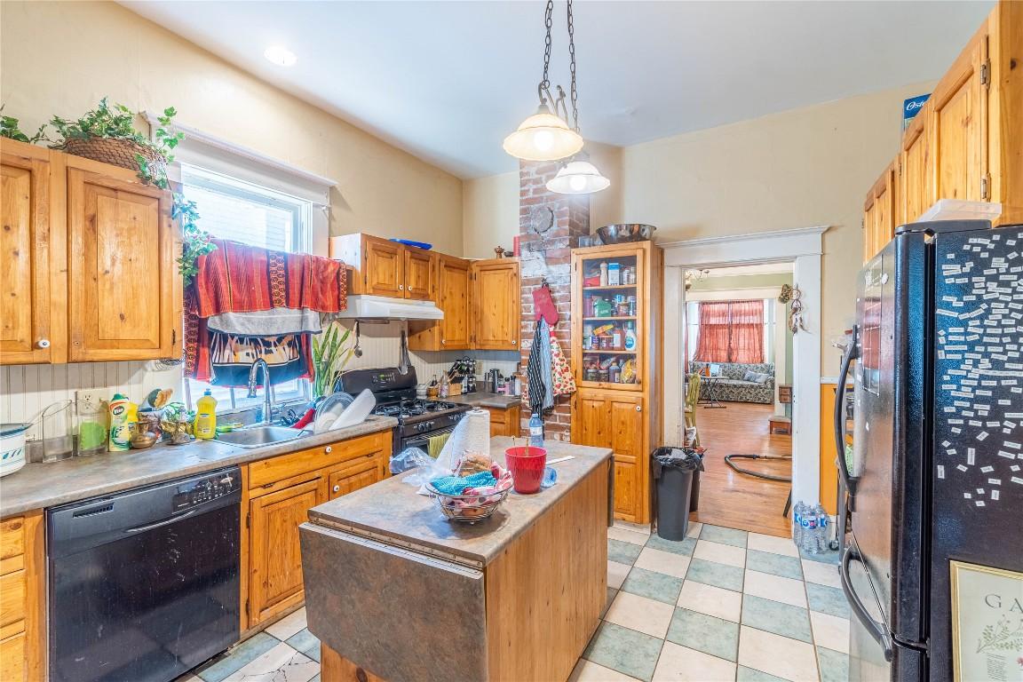 608 St Paul Street, Kamloops, BC - Indoor Photo Showing Kitchen