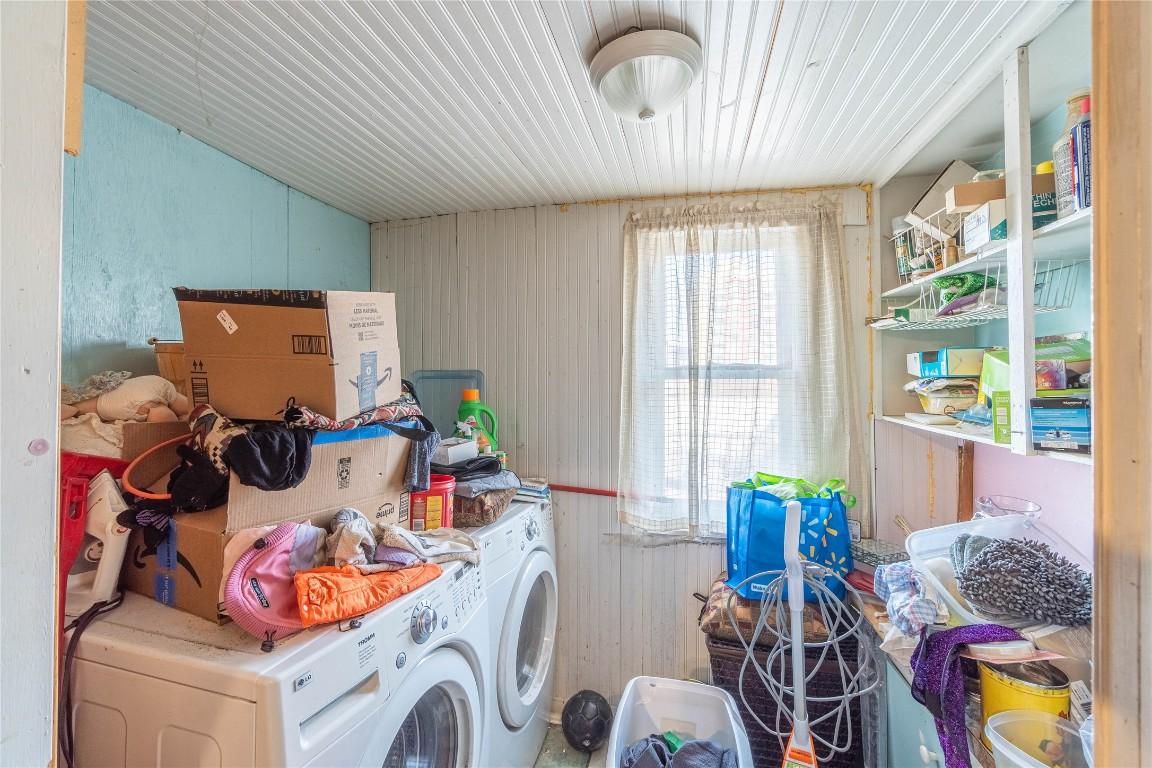 608 St Paul Street, Kamloops, BC - Indoor Photo Showing Laundry Room