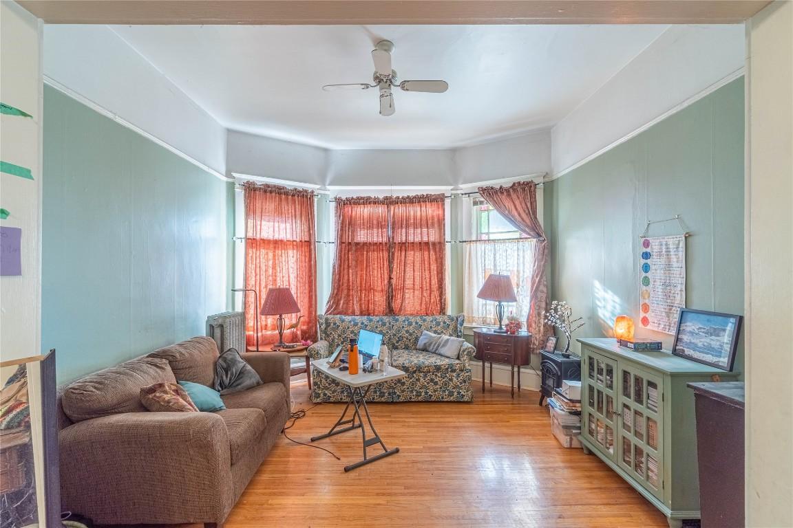 608 St Paul Street, Kamloops, BC - Indoor Photo Showing Living Room