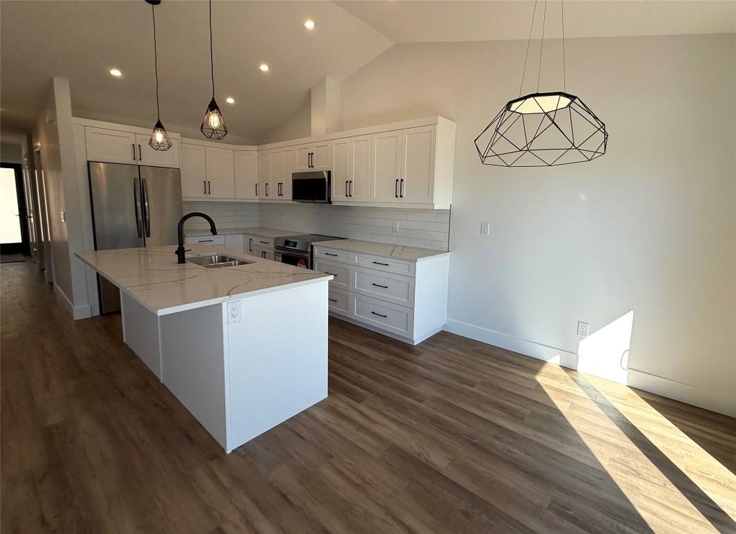 20 Kimberley Avenue, Kimberley, BC - Indoor Photo Showing Kitchen With Upgraded Kitchen