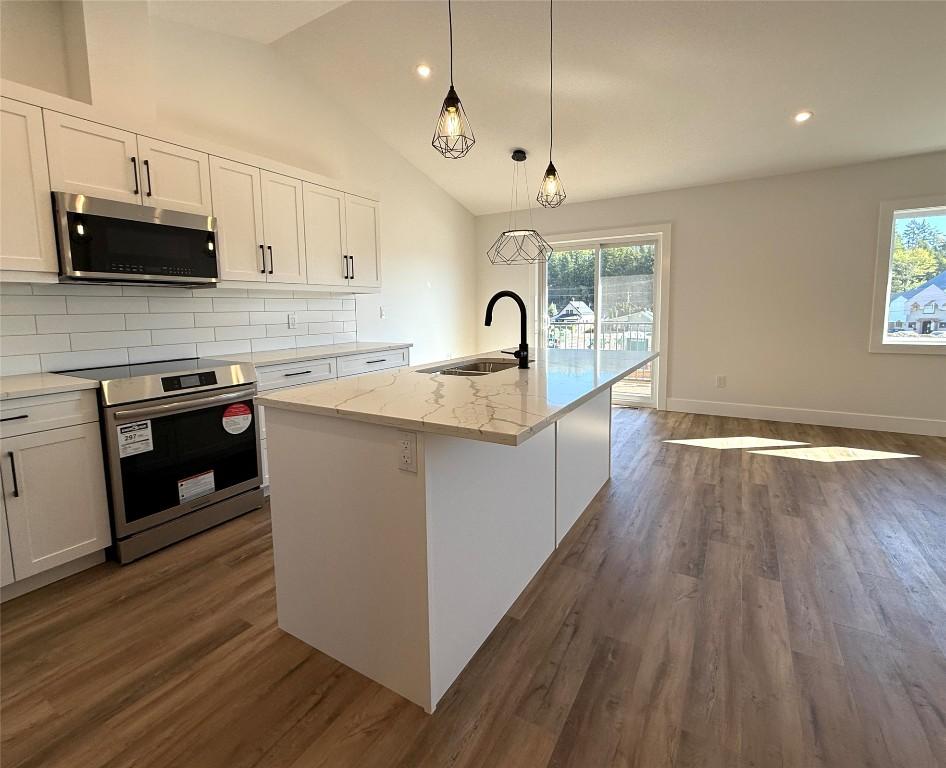 20 Kimberley Avenue, Kimberley, BC - Indoor Photo Showing Kitchen With Upgraded Kitchen