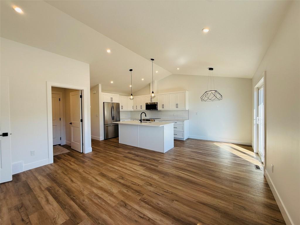 20 Kimberley Avenue, Kimberley, BC - Indoor Photo Showing Kitchen