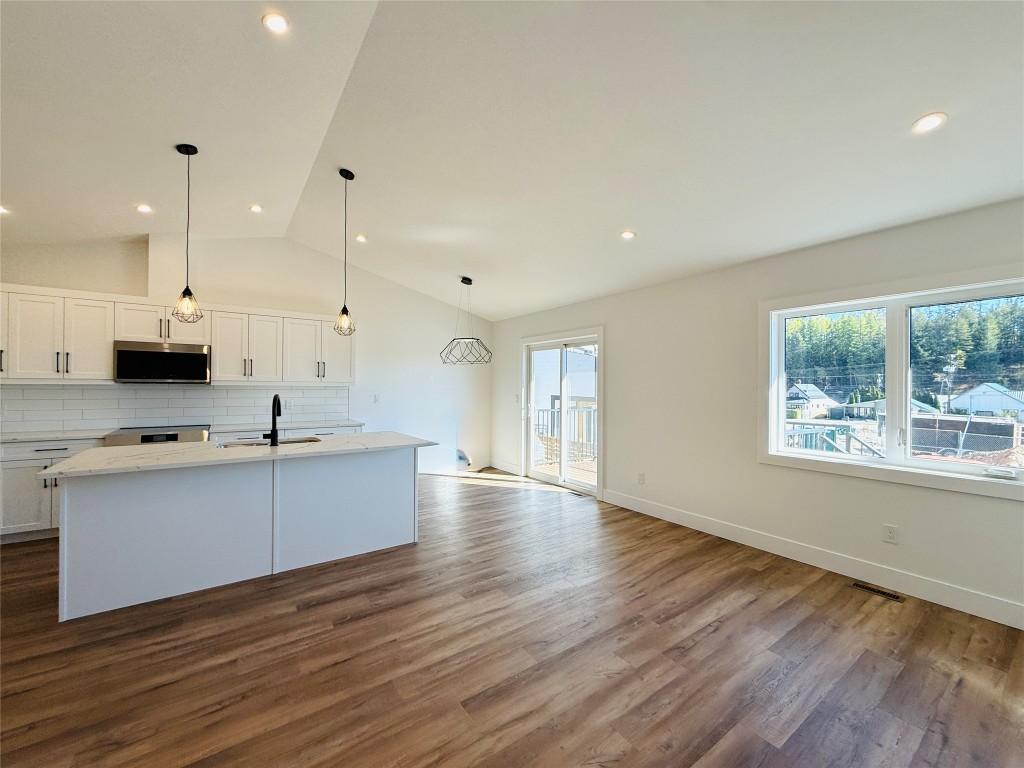 20 Kimberley Avenue, Kimberley, BC - Indoor Photo Showing Kitchen With Upgraded Kitchen