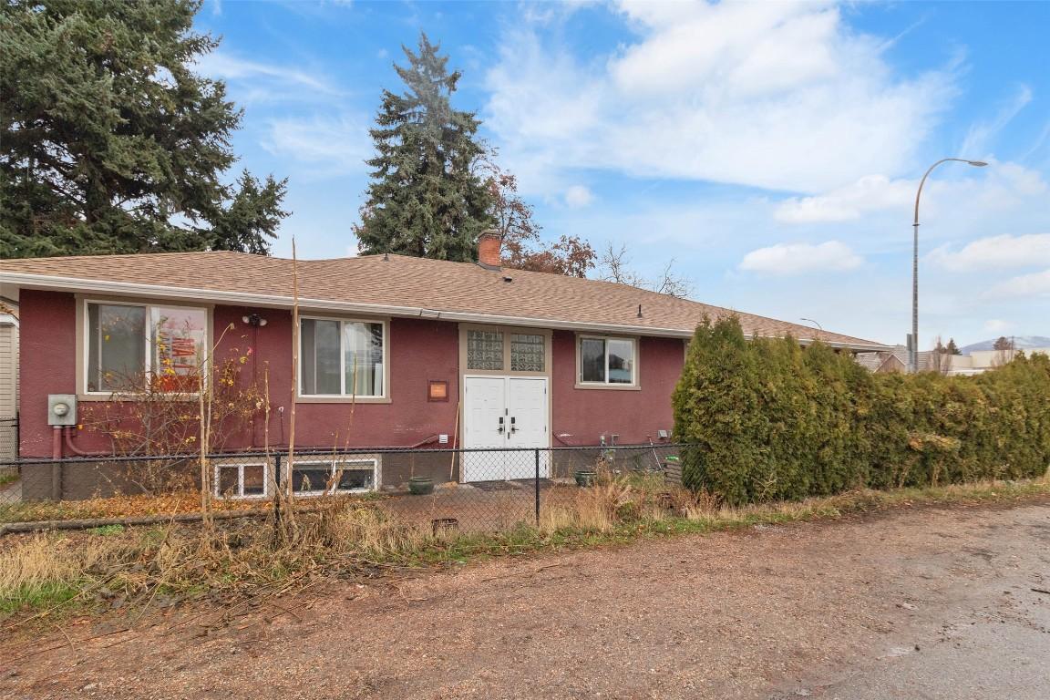 1043 Harvey Avenue, Kelowna, BC - Outdoor