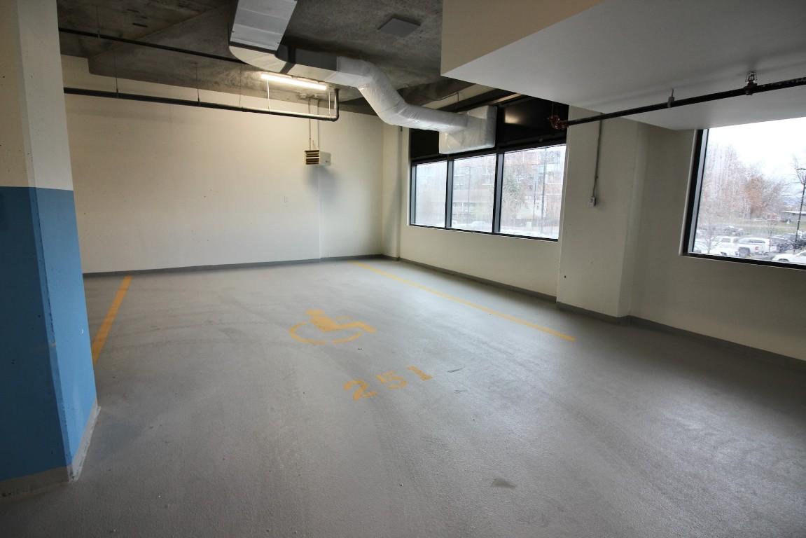 411-3340 Lakeshore Road, Kelowna, BC - Indoor Photo Showing Other Room