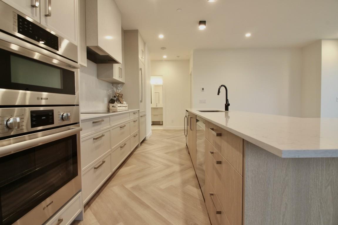 411-3340 Lakeshore Road, Kelowna, BC - Indoor Photo Showing Kitchen With Upgraded Kitchen