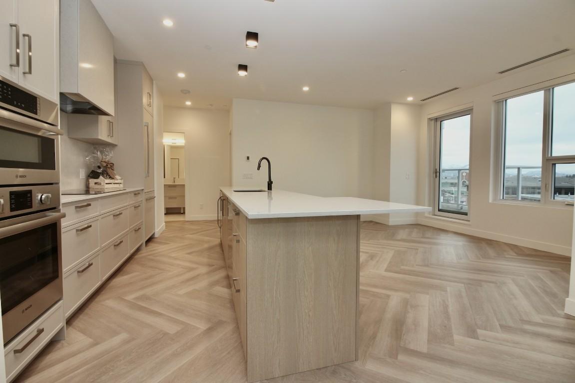 411-3340 Lakeshore Road, Kelowna, BC - Indoor Photo Showing Kitchen With Upgraded Kitchen