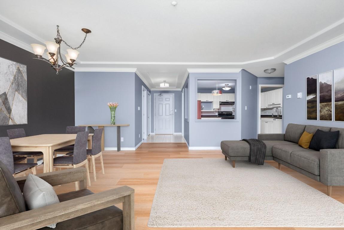 213-3300 Centennial Drive, Vernon, BC - Indoor Photo Showing Living Room