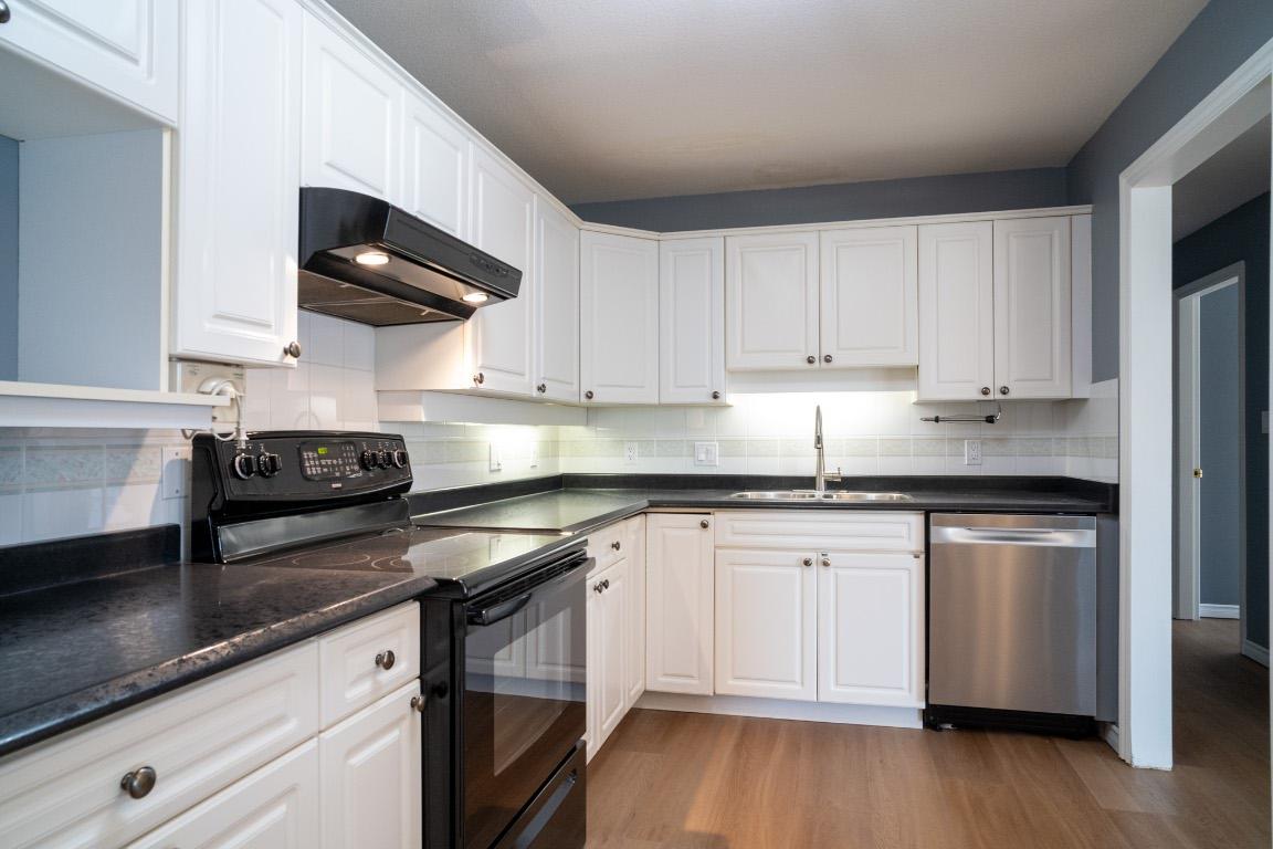 213-3300 Centennial Drive, Vernon, BC - Indoor Photo Showing Kitchen