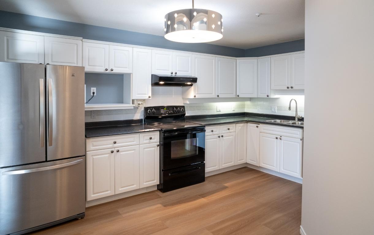 213-3300 Centennial Drive, Vernon, BC - Indoor Photo Showing Kitchen