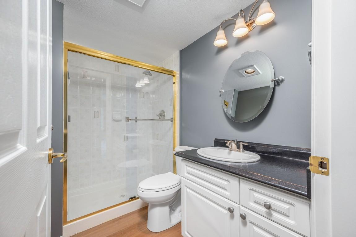 213-3300 Centennial Drive, Vernon, BC - Indoor Photo Showing Bathroom