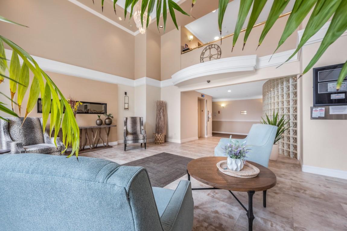 213-3300 Centennial Drive, Vernon, BC - Indoor Photo Showing Living Room