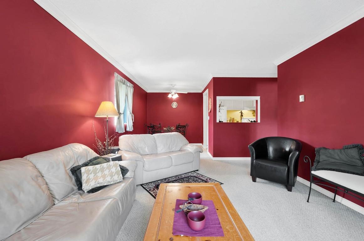 16-245 Park Drive, Clearwater, BC - Indoor Photo Showing Living Room