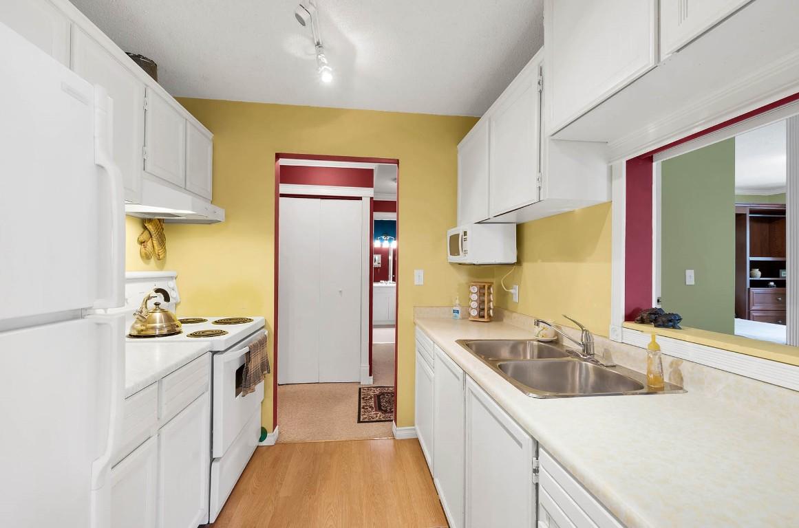 16-245 Park Drive, Clearwater, BC - Indoor Photo Showing Kitchen With Double Sink