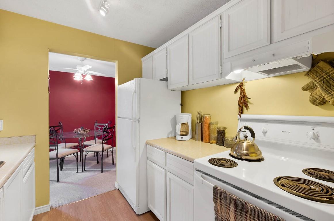 16-245 Park Drive, Clearwater, BC - Indoor Photo Showing Kitchen