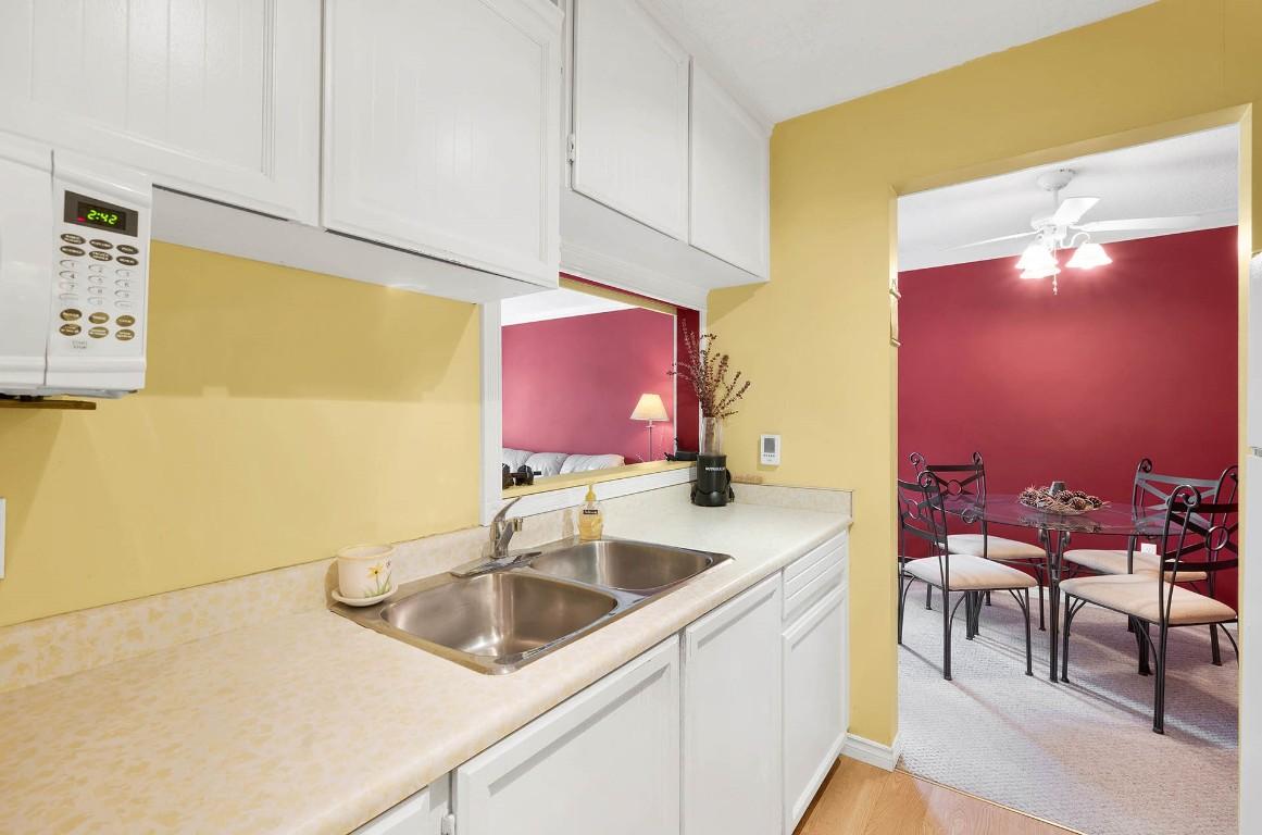 16-245 Park Drive, Clearwater, BC - Indoor Photo Showing Kitchen With Double Sink