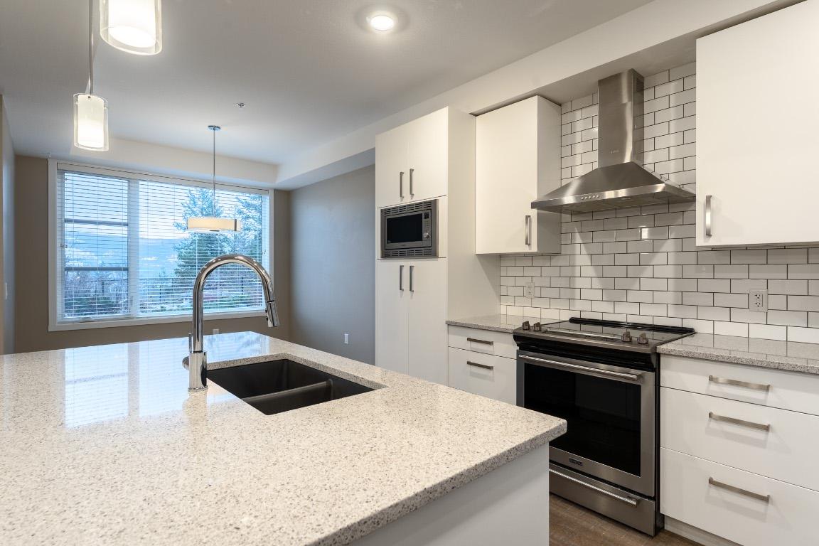 5-9700 Santina Road, Lake Country, BC - Indoor Photo Showing Kitchen With Double Sink With Upgraded Kitchen