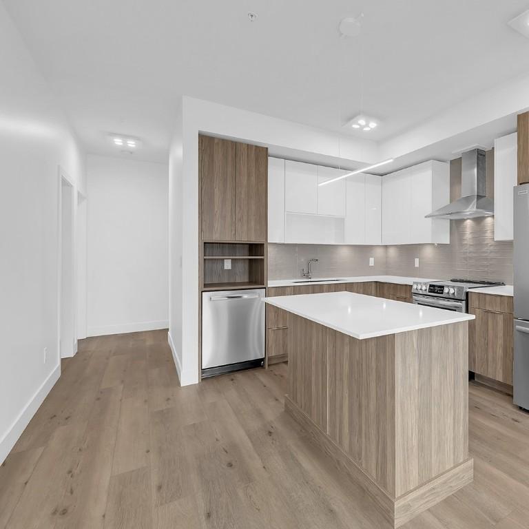 502C-3642 Mission Springs Drive, Kelowna, BC - Indoor Photo Showing Kitchen With Stainless Steel Kitchen With Upgraded Kitchen