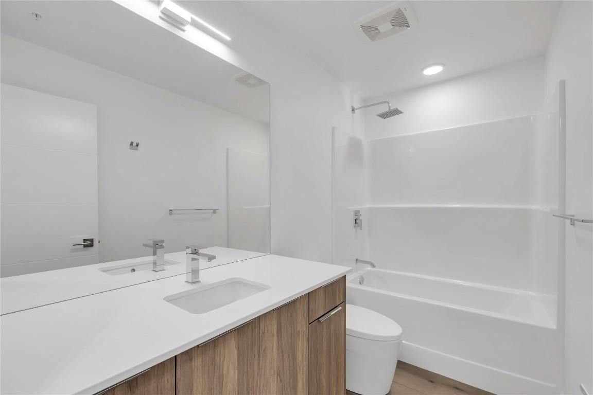 502C-3642 Mission Springs Drive, Kelowna, BC - Indoor Photo Showing Bathroom