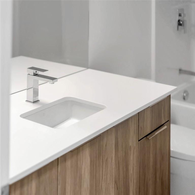 502C-3642 Mission Springs Drive, Kelowna, BC - Indoor Photo Showing Bathroom