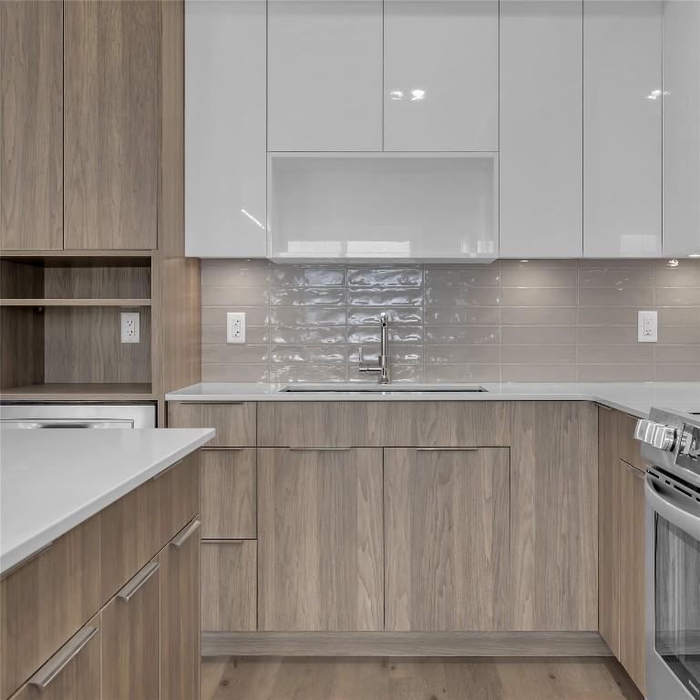 502C-3642 Mission Springs Drive, Kelowna, BC - Indoor Photo Showing Kitchen With Upgraded Kitchen