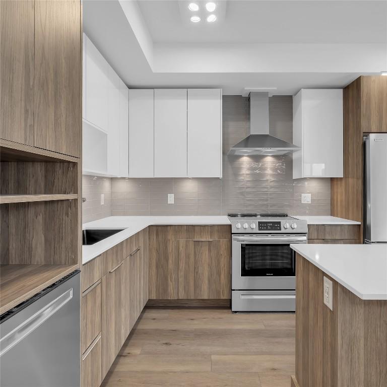 502C-3642 Mission Springs Drive, Kelowna, BC - Indoor Photo Showing Kitchen With Upgraded Kitchen