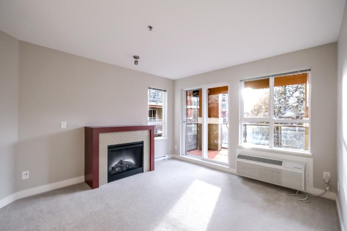 334-1099 Sunset Drive, Kelowna, BC - Indoor Photo Showing Living Room With Fireplace