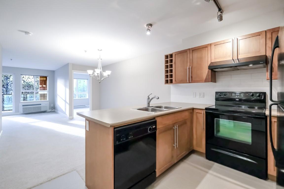 334-1099 Sunset Drive, Kelowna, BC - Indoor Photo Showing Kitchen With Double Sink