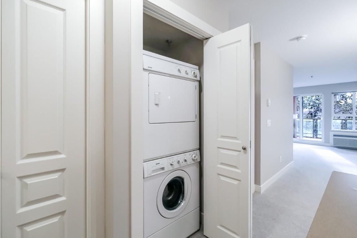 334-1099 Sunset Drive, Kelowna, BC - Indoor Photo Showing Laundry Room