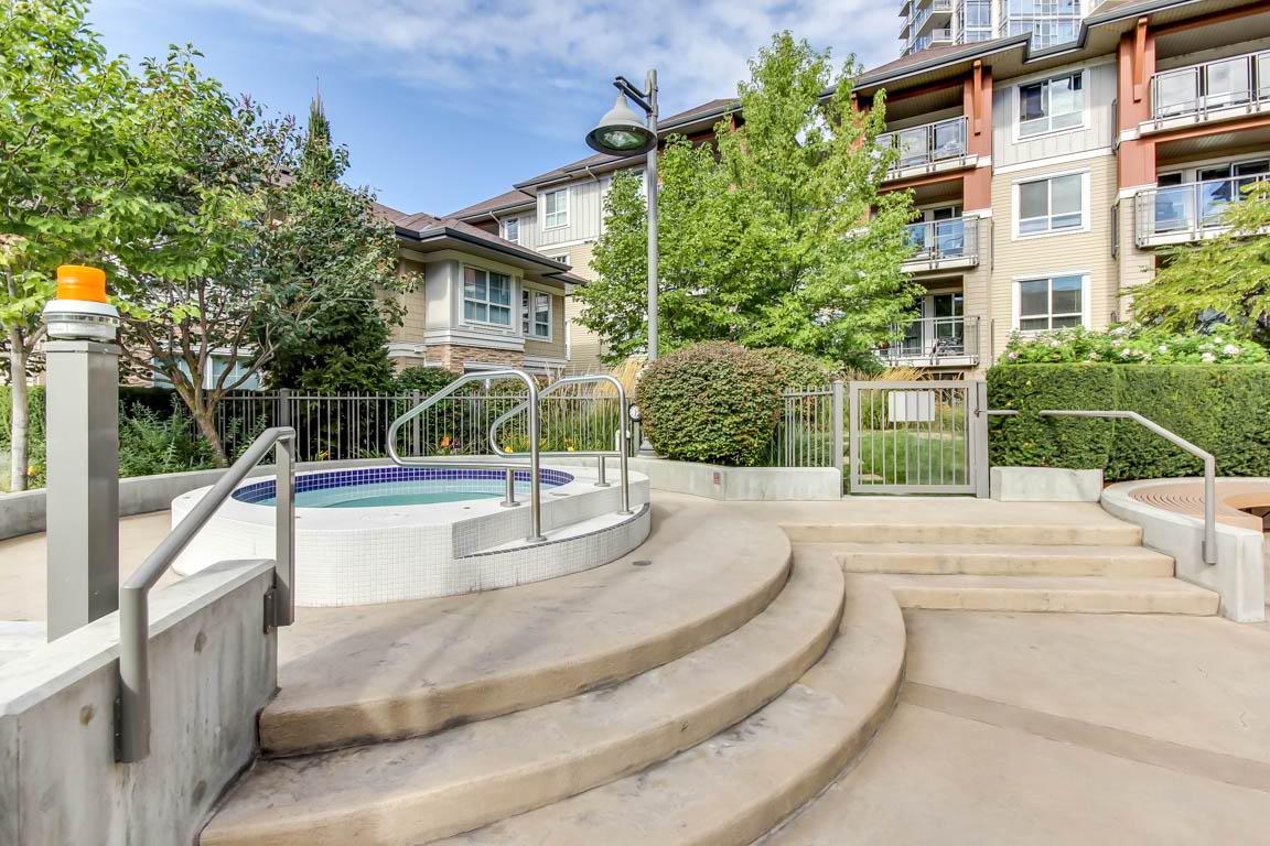 334-1099 Sunset Drive, Kelowna, BC - Outdoor With In Ground Pool