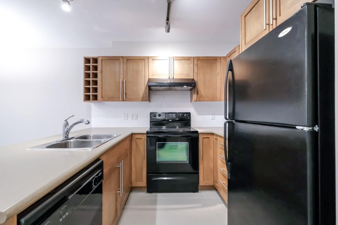 334-1099 Sunset Drive, Kelowna, BC - Indoor Photo Showing Kitchen With Double Sink