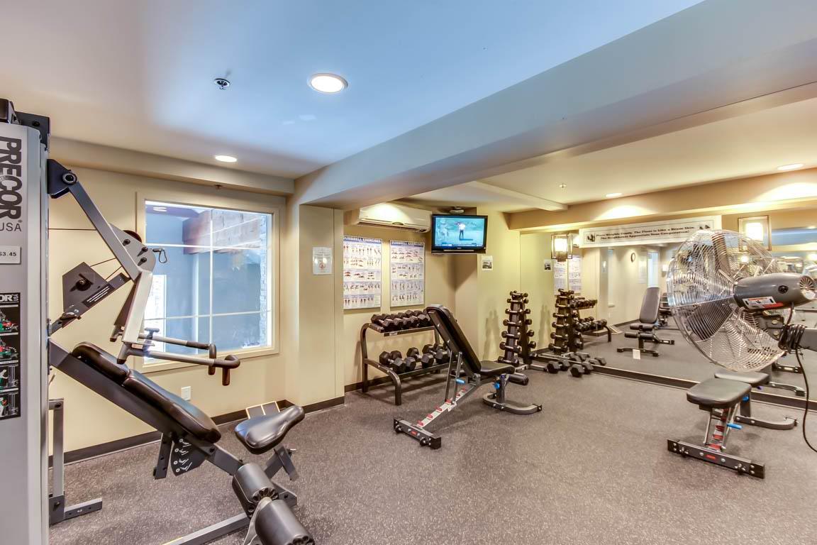 334-1099 Sunset Drive, Kelowna, BC - Indoor Photo Showing Gym Room