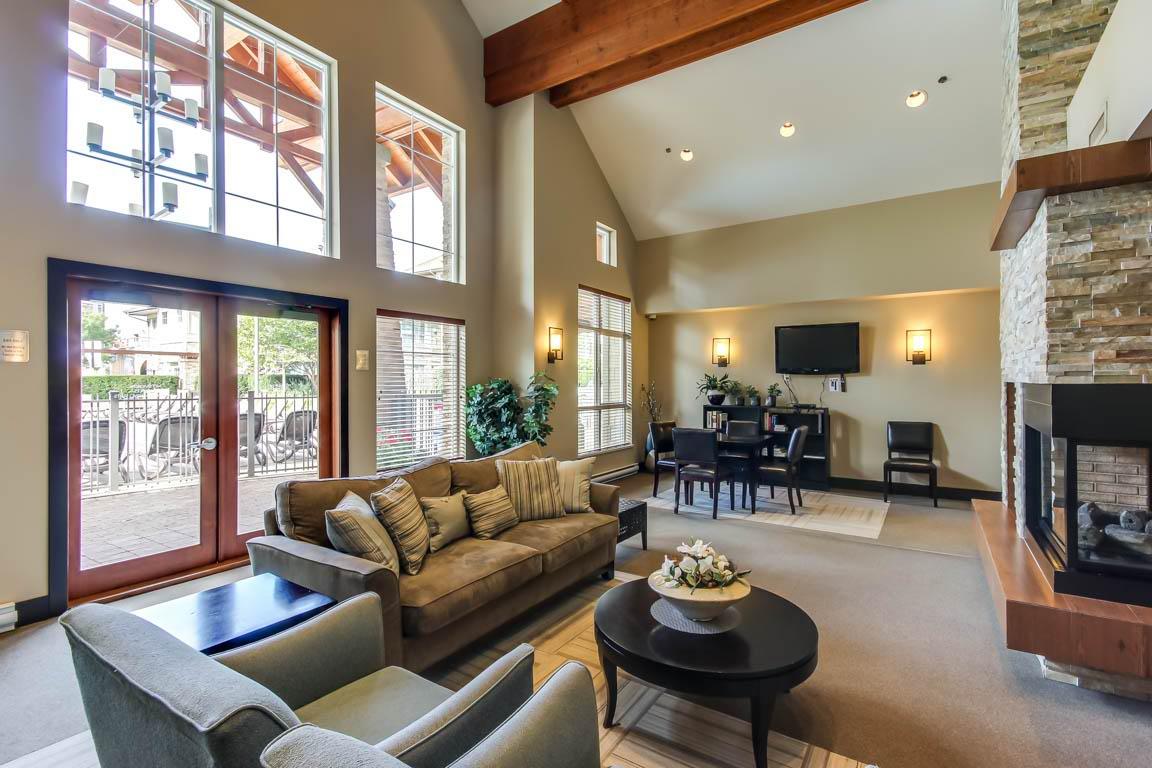 334-1099 Sunset Drive, Kelowna, BC - Indoor Photo Showing Living Room With Fireplace