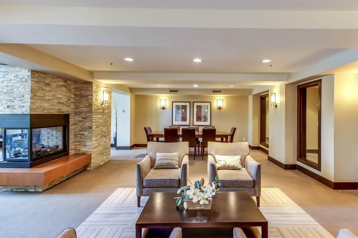 334-1099 Sunset Drive, Kelowna, BC - Indoor Photo Showing Living Room With Fireplace