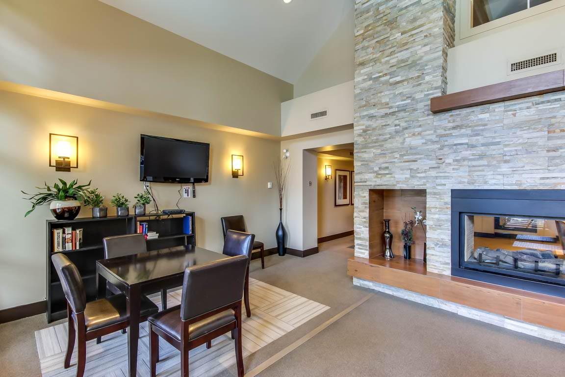 334-1099 Sunset Drive, Kelowna, BC - Indoor With Fireplace