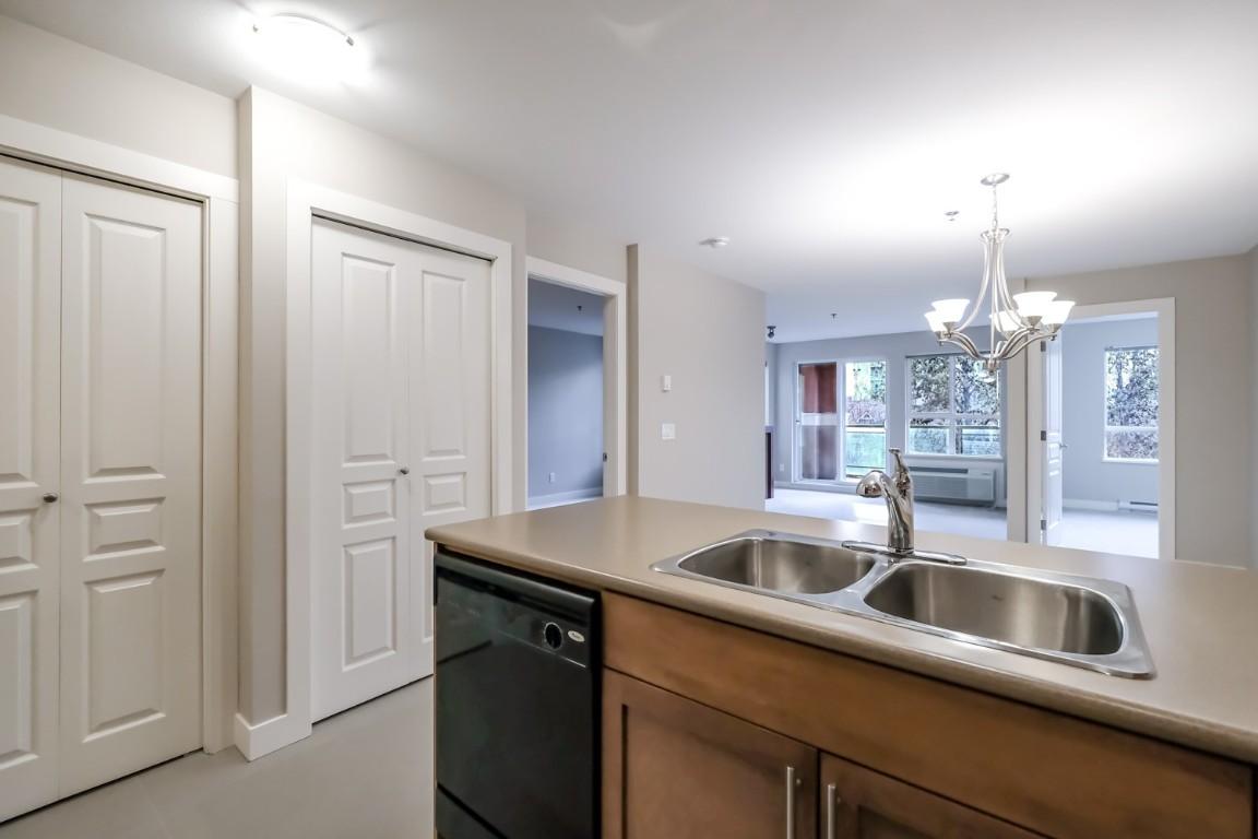 334-1099 Sunset Drive, Kelowna, BC - Indoor Photo Showing Kitchen With Double Sink