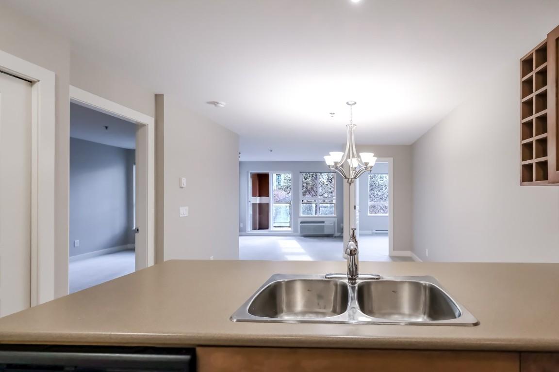 334-1099 Sunset Drive, Kelowna, BC - Indoor Photo Showing Kitchen With Double Sink