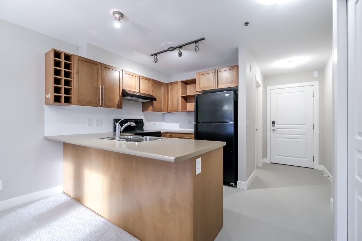 334-1099 Sunset Drive, Kelowna, BC - Indoor Photo Showing Kitchen