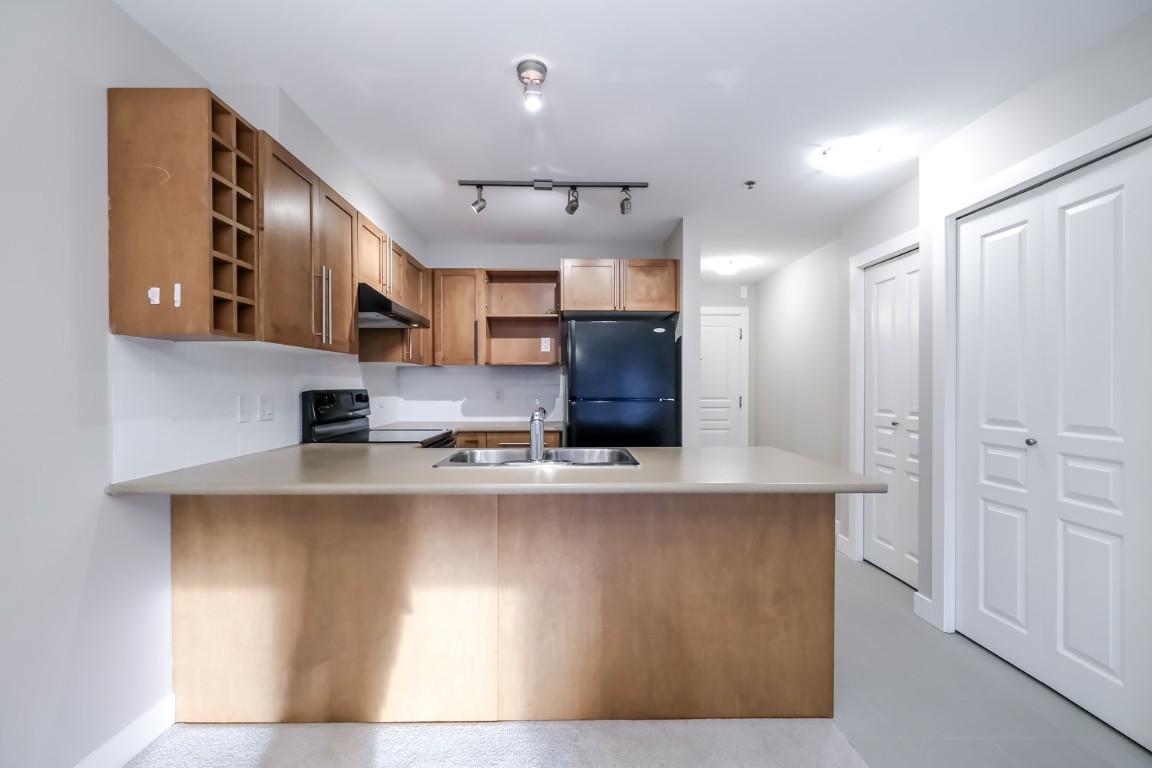 334-1099 Sunset Drive, Kelowna, BC - Indoor Photo Showing Kitchen With Double Sink
