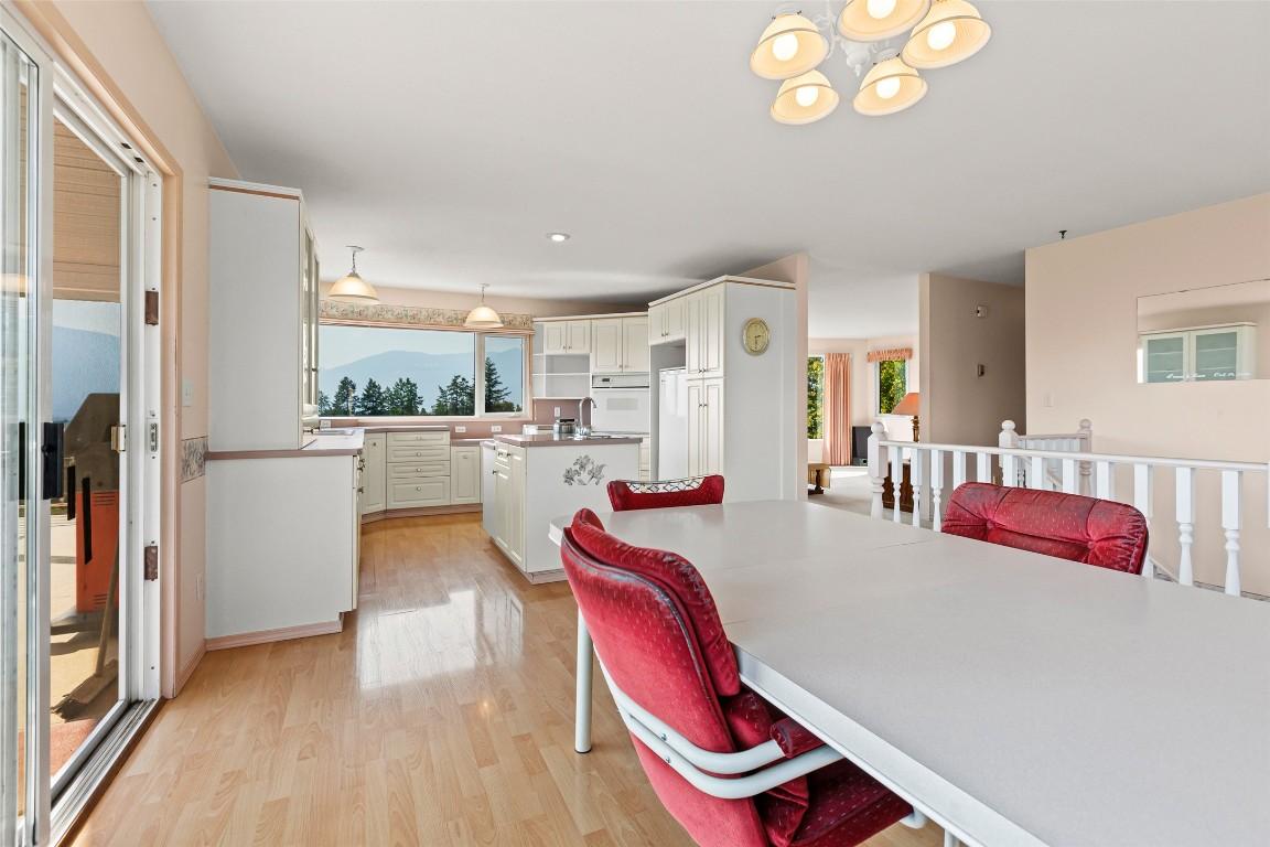 1701 Erickson Road, Creston, BC - Indoor Photo Showing Dining Room