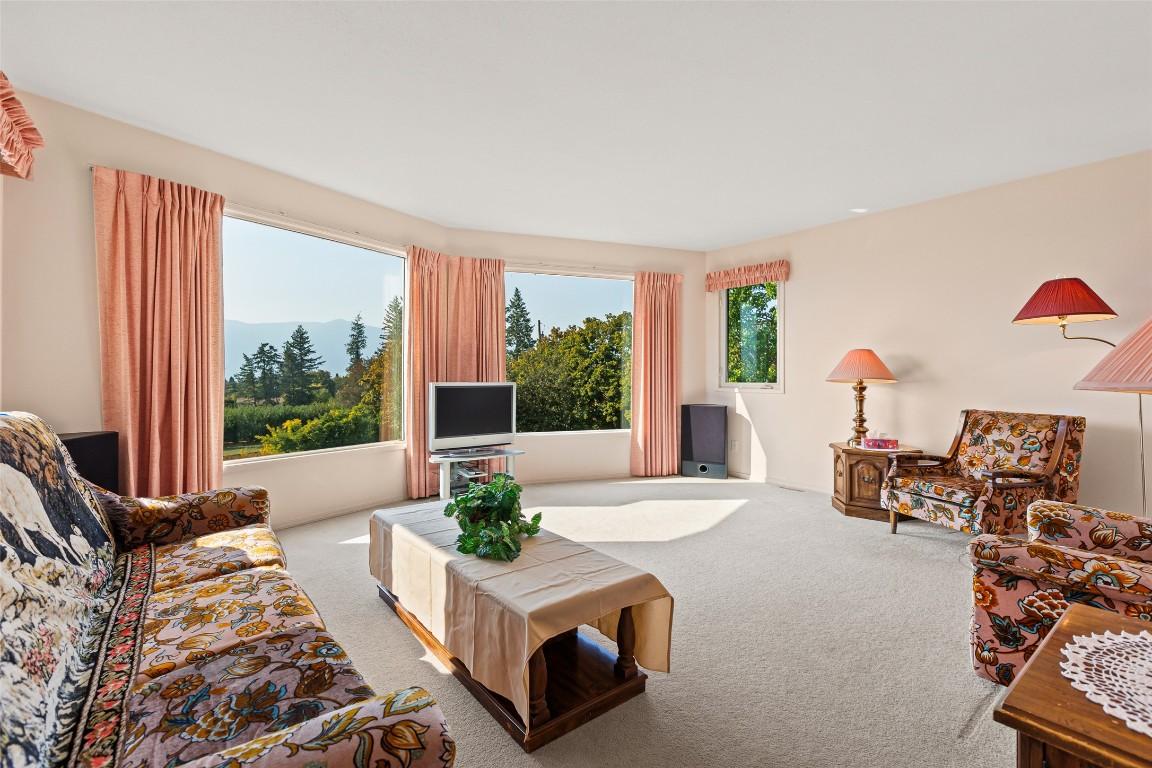 1701 Erickson Road, Creston, BC - Indoor Photo Showing Living Room