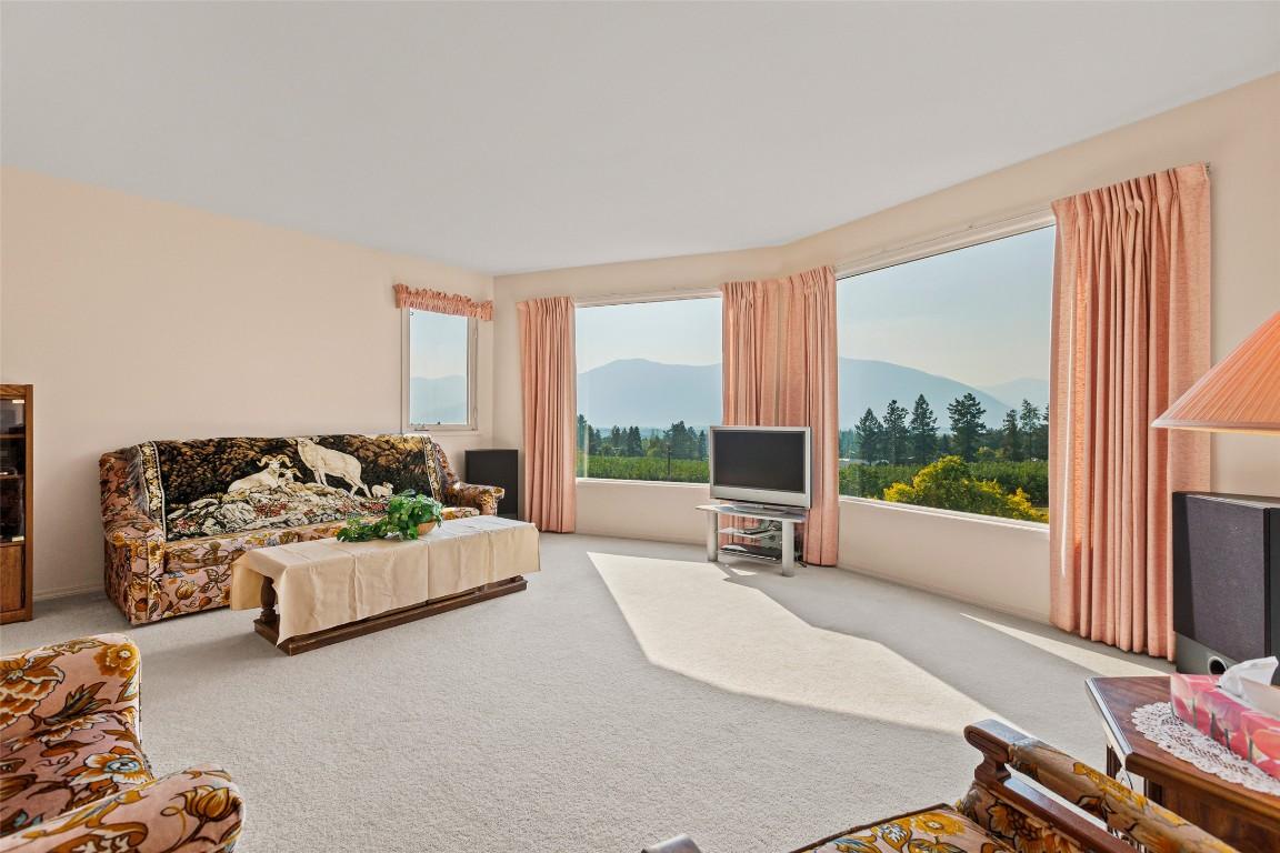 1701 Erickson Road, Creston, BC - Indoor Photo Showing Living Room