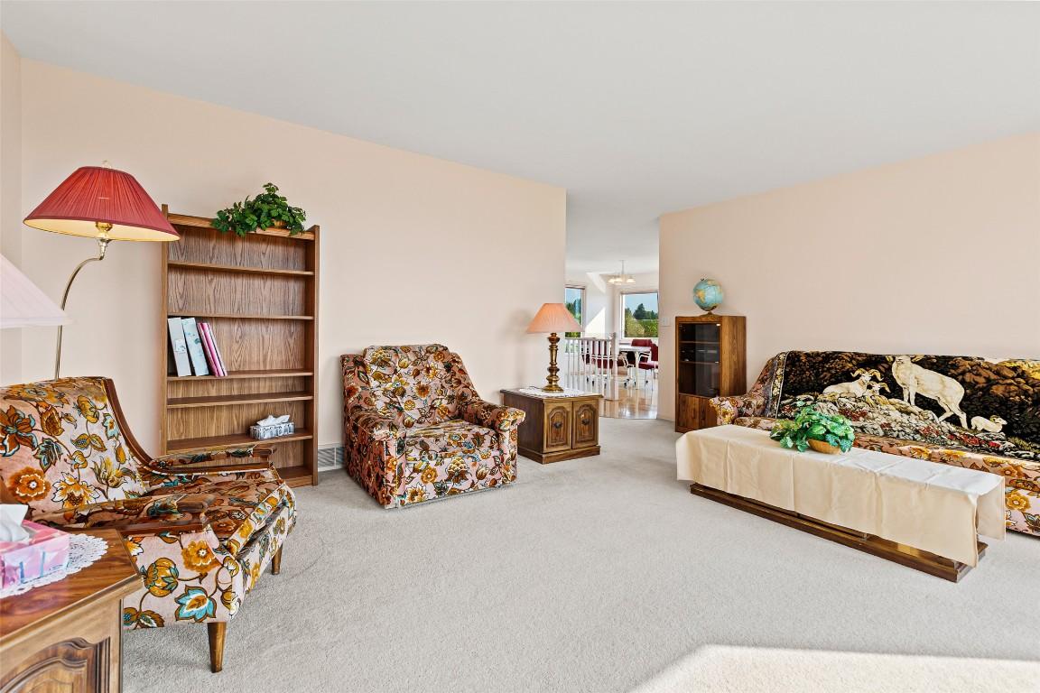 1701 Erickson Road, Creston, BC - Indoor Photo Showing Living Room