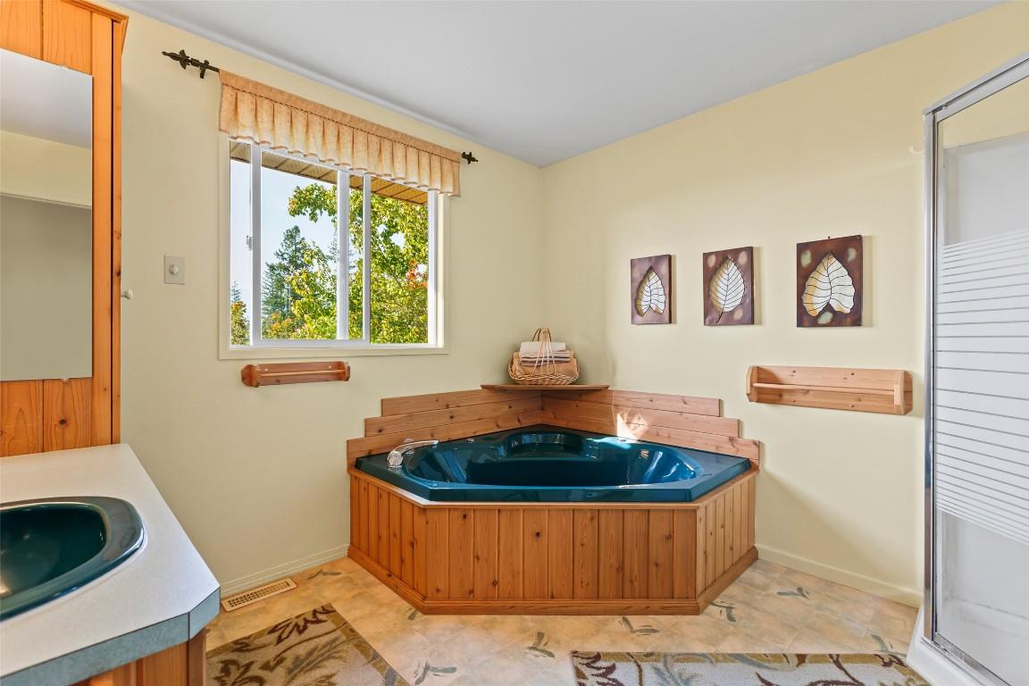 1701 Erickson Road, Creston, BC - Indoor