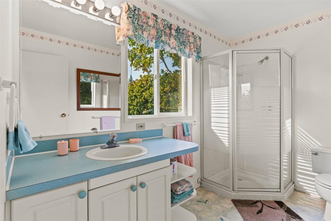 1701 Erickson Road, Creston, BC - Indoor Photo Showing Bathroom