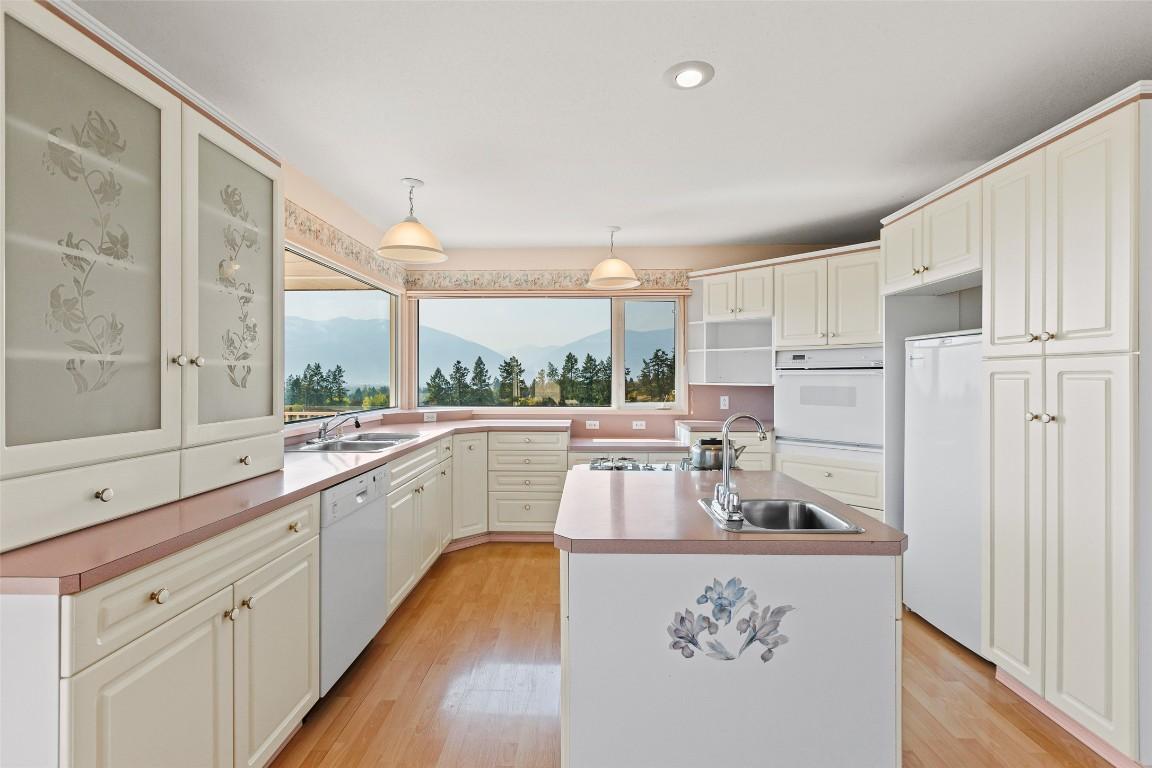 1701 Erickson Road, Creston, BC - Indoor Photo Showing Kitchen With Double Sink