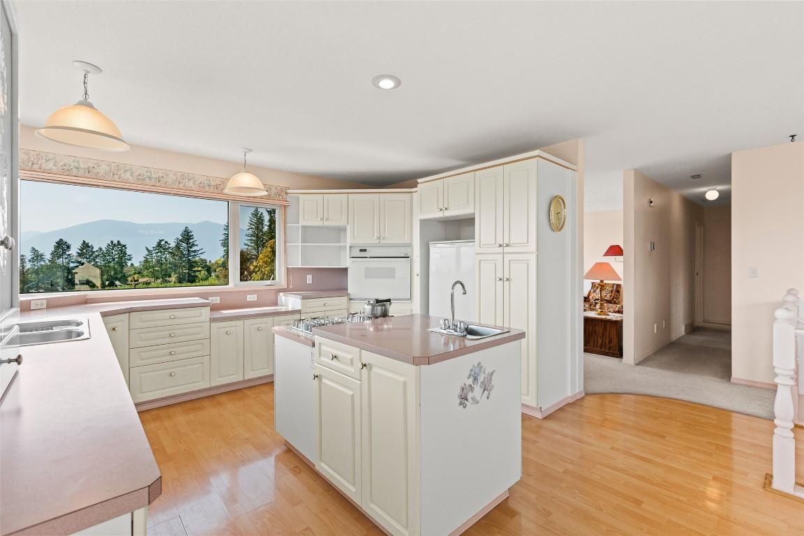 1701 Erickson Road, Creston, BC - Indoor Photo Showing Kitchen With Double Sink