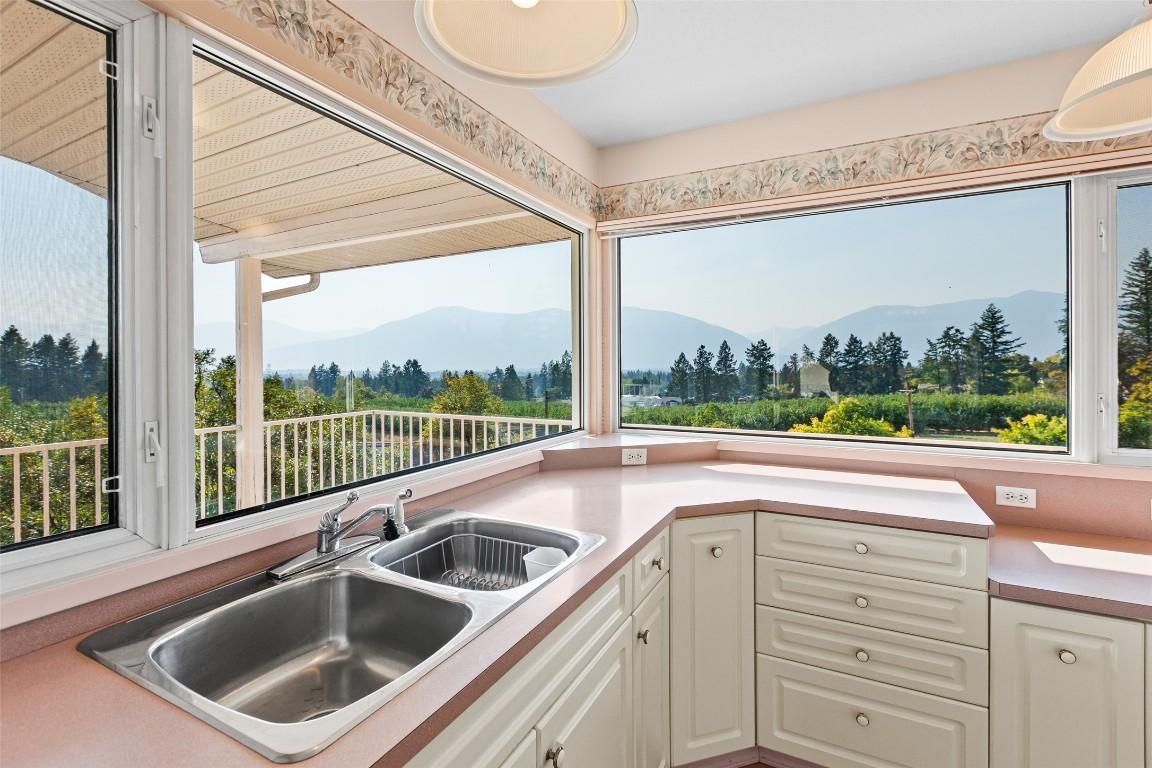 1701 Erickson Road, Creston, BC - Indoor Photo Showing Kitchen With Double Sink