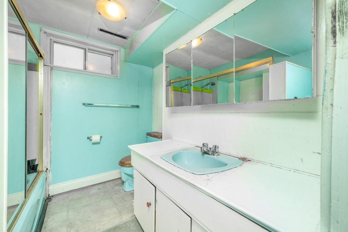 6920 Buchanan Road, Coldstream, BC - Indoor Photo Showing Bathroom