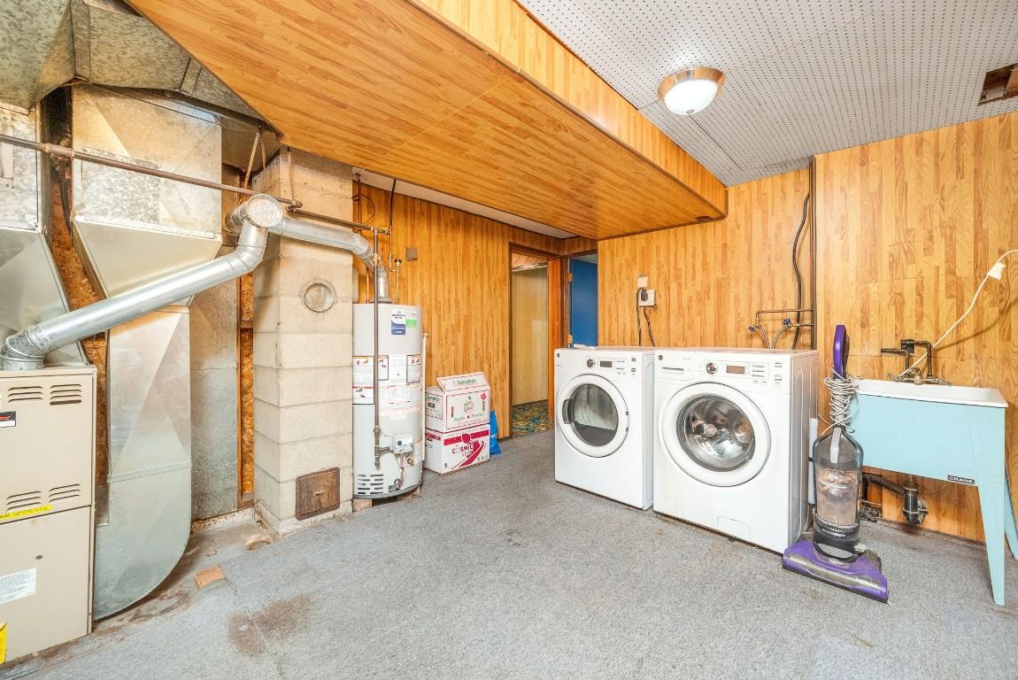 6920 Buchanan Road, Coldstream, BC - Indoor Photo Showing Laundry Room